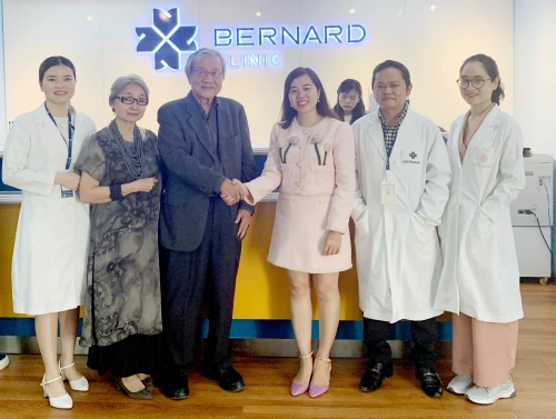 Giáo sư, Bác sĩ Nguyễn Chấn Hùng ghé thăm, chúc Tết Bernard Healthcare