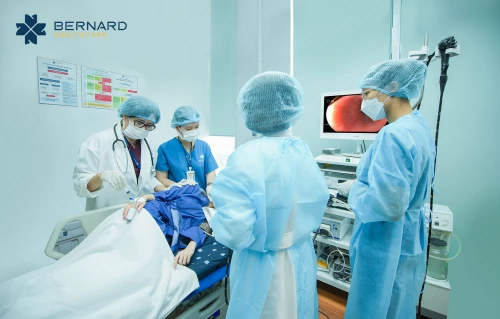 Bernard đón những người thầy nội soi từ Nhật Bản