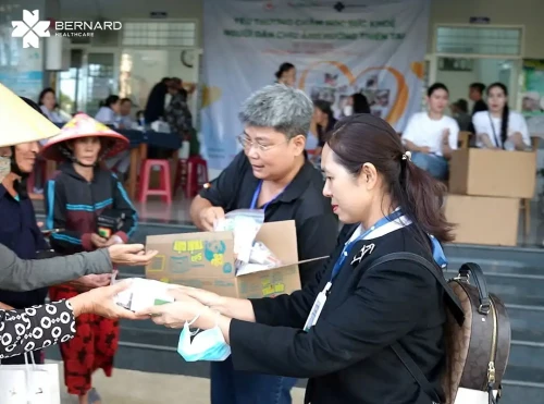 Giọt nước mắt của nữ tổng giám đốc Bernard Healthcare trên đất Phú Yên sau lũ