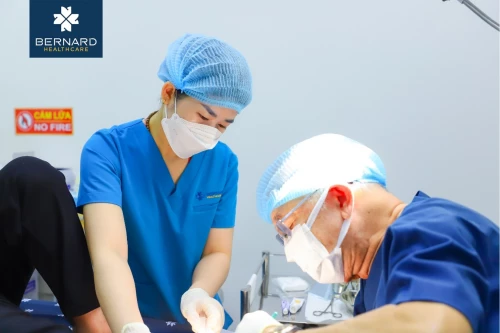 Xử lý kịp thời vết loét bàn chân không lành do bệnh lý mạch máu tại Đơn vị Điều trị vết thương chuyên sâu Bernard