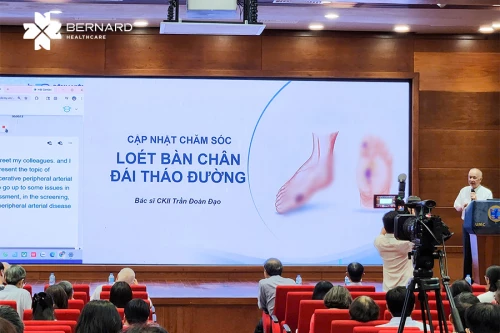 Đại diện Bernard Healthcare báo cáo chuyên đề “Loét Bàn Chân Đái Tháo Đường” tại Hội nghị khoa học, bệnh viện Đại học Y Dược TP.HCM