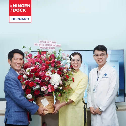 5 năm gửi trọn niềm tin: Khách hàng trở lại Bernard Healthcare với lẵng hoa tri ân