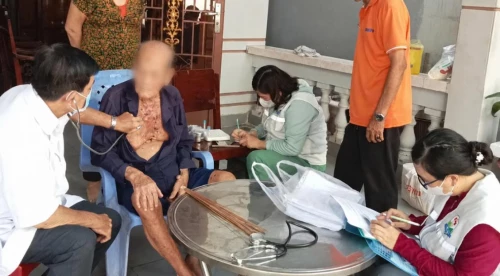 TP.HCM: Đưa khám sức khỏe định kỳ đến tận nhà người dân gặp khó khăn trong đi lại