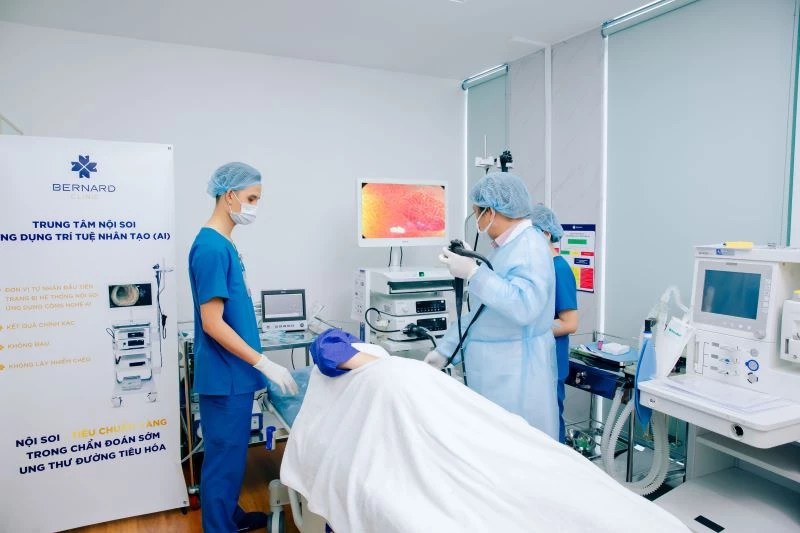 Bác sĩ CKII Đỗ Quang Trung đang thực hiện nội soi cho bệnh nhân bằng Hệ thống nội soi tiêu hóa của hãng Fujifilm BL7000 (Nhật Bản) tại Bernard Healthcare.