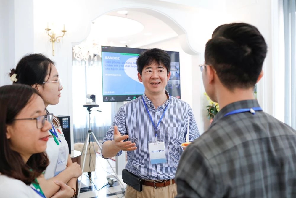 GS. Keisuke Shirai là "mentor" quốc tế trực tiếp tham dự và hướng dẫn các học viên thảo luận tại điểm cầu Hồ Chí Minh, Bernard Healthcare