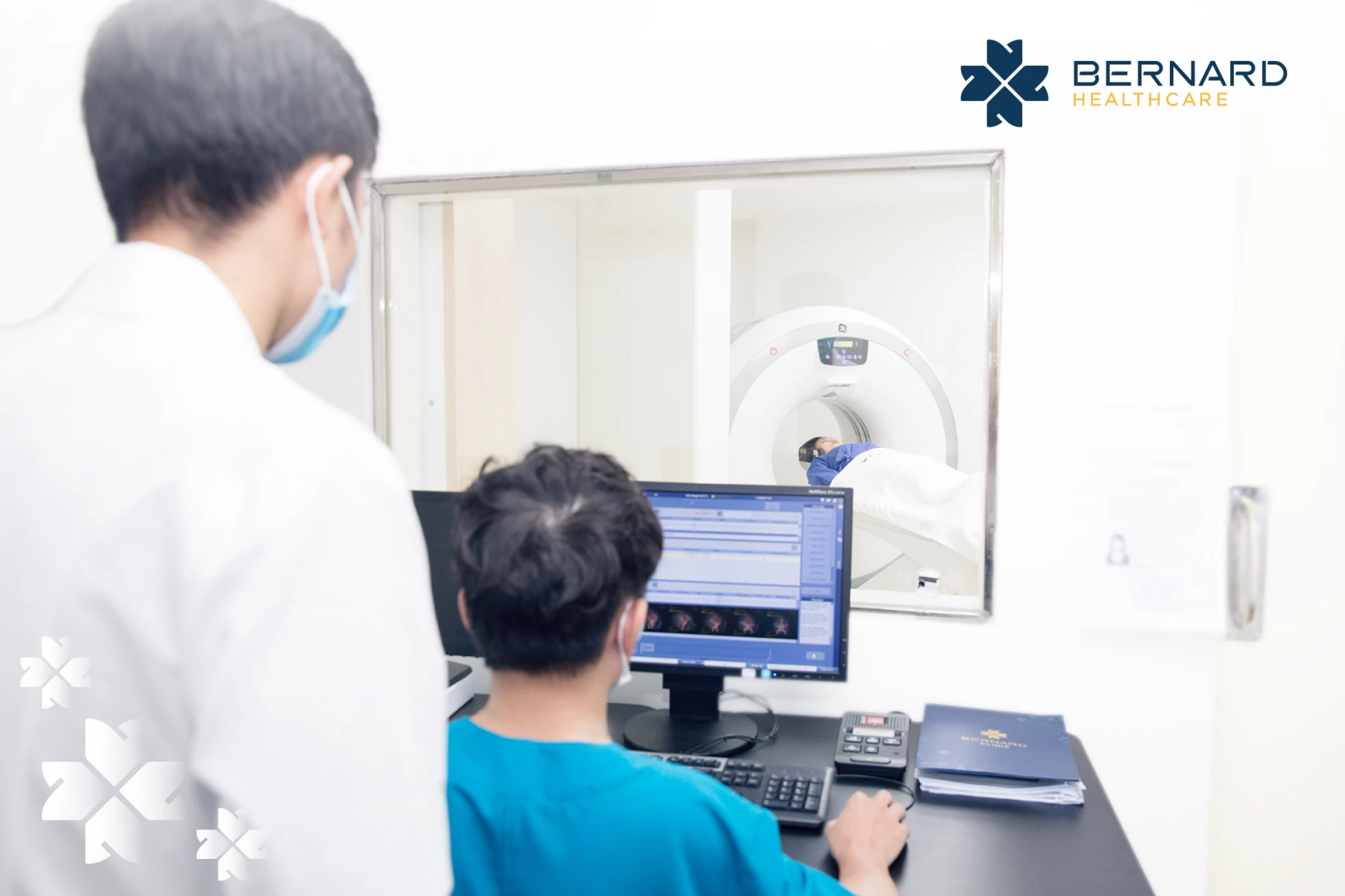 Đội ngũ bác sĩ cùng hệ thống máy móc hiện đại sẽ giúp bạn tầm soát phát hiện sớm các loại ung thư