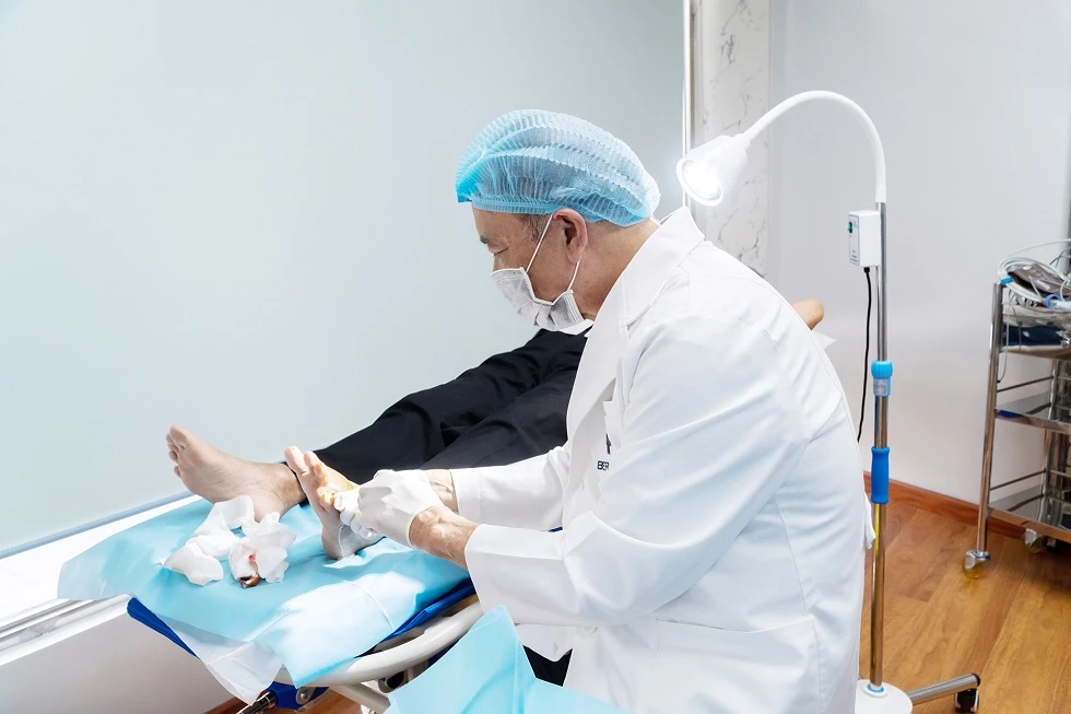 Dr. Tran Doan Dao, Chairman of the Medical Advisory Council of Bernard Healthcare and former Head of the Burns and Plastic Surgery Department at Cho Ray Hospital, has dedicated over 40 years diligently caring for and treating patients with wounds and burns
